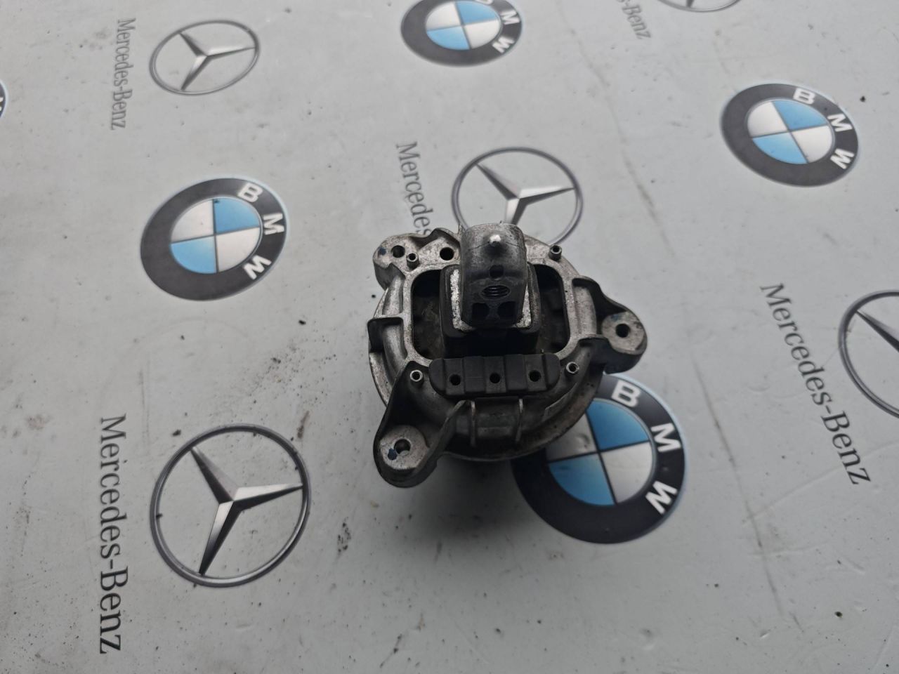 подушка крепления двигателя BMW 7 серия F01/F02 2012, 3.0 л., N55 B30 A, бензин, 6777365 - фото №1