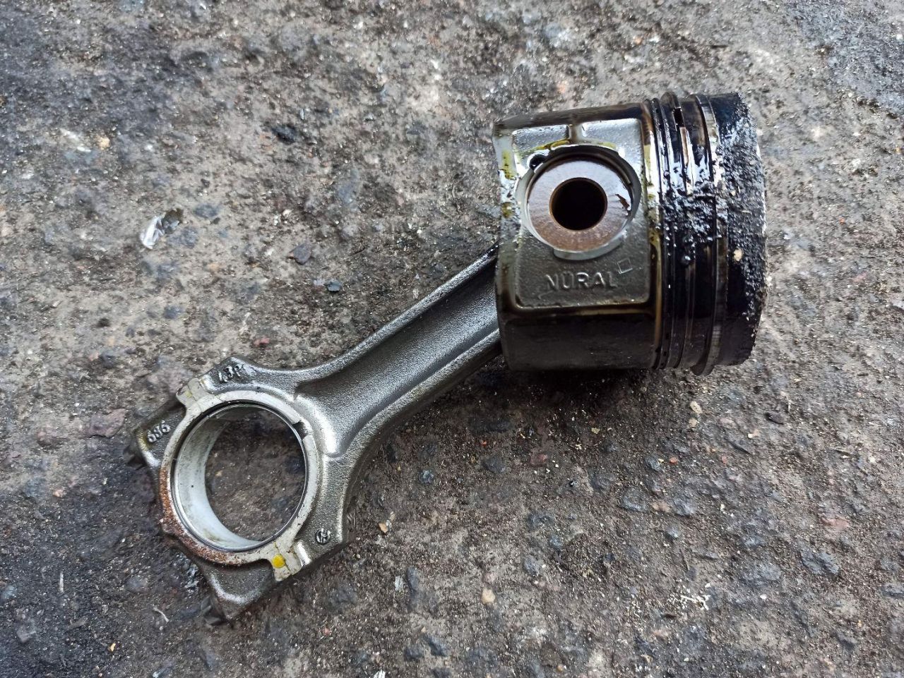 поршень BMW 3 серия E46 2000, 2.0 л., дизель - фото №1