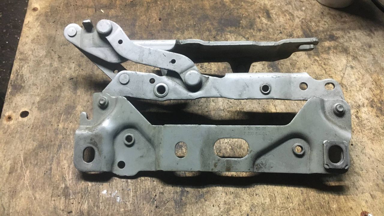 петля капота правая BMW 7 серия F01/F02 2009, 4.4 л., N63 B44 A, бензин, АКПП, седан, 7184190 - фото №1