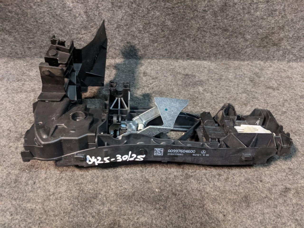 скелет ручки двери передней правой Mercedes-Benz C-Класс W205/S205/C205 2015, 2.0 л., M 274.920, бензин, АКПП, седан, правый руль, A0997604600, 0997604600 - фото №1