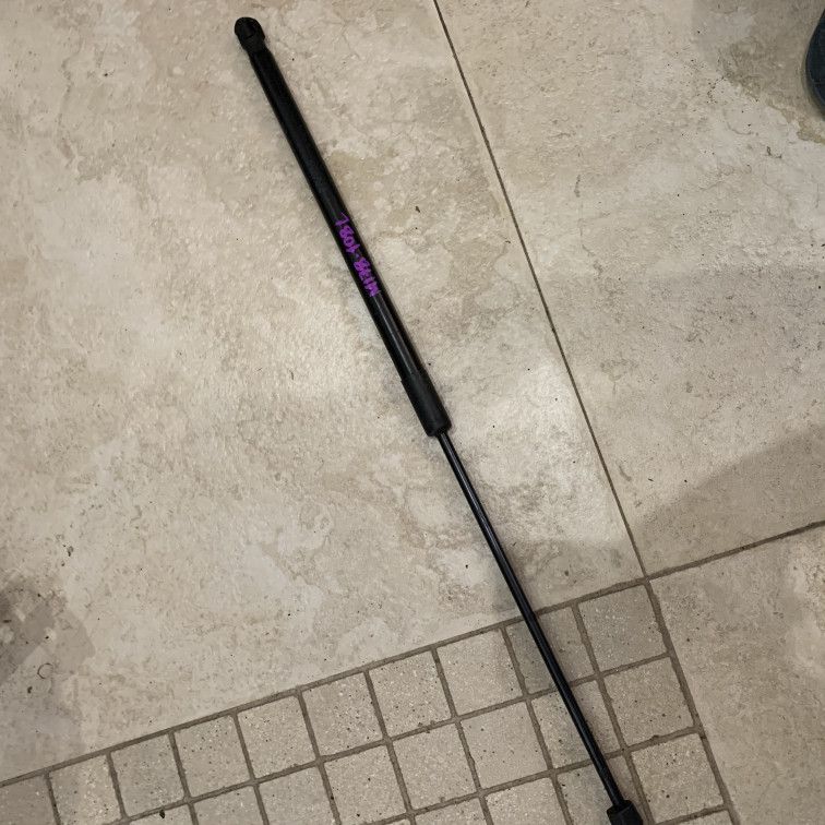 амортизатор капота Mercedes-Benz M-Класс W166 2015, 3.0 л., OM 642.826, дизель, АКПП, cthsq, внедорожник 5 дв., A1669802464, 1669802464 - фото №1