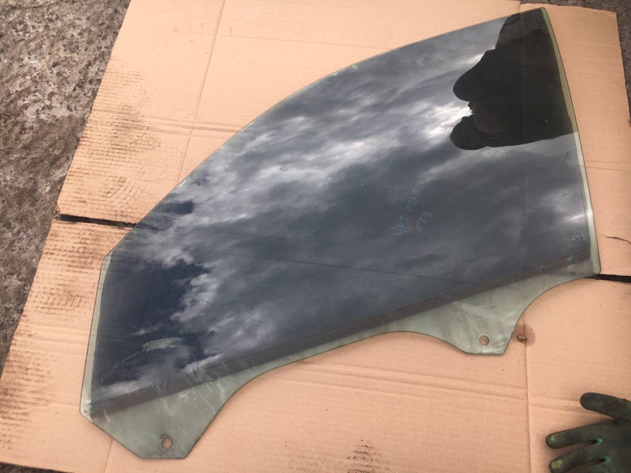 стекло двери передней левой BMW X5 E53 2001, 3.0 л., бензин, АКПП, внедорожник 5 дв. - фото №1