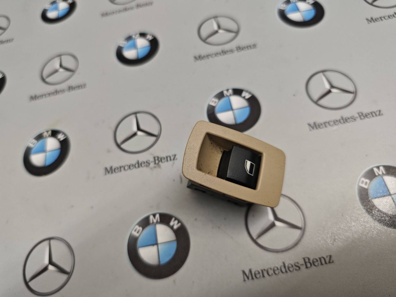 кнопка стеклоподъемника двери BMW X3 F25 2011, 3.0 л., N52 B30, бензин, 9221755 - фото №1