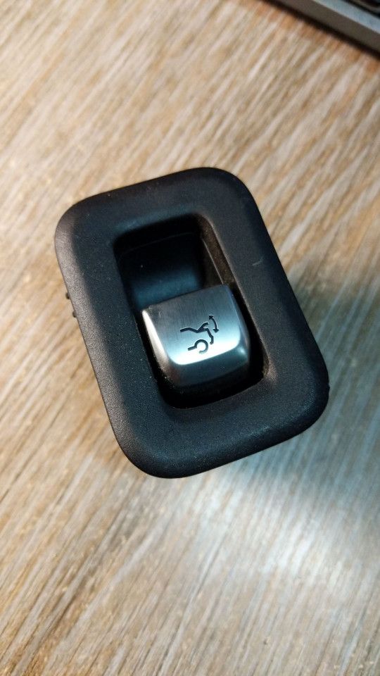 кнопка открытия багажника Mercedes-Benz S-Класс W222/C217/A217 2015, 2229052303, A2229052303 - фото №1