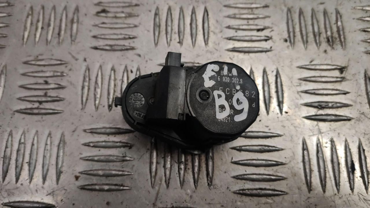 моторчик заслонки печки BMW 5 серия E60/E61 2004, 2.5 л., бензин, МКПП, синий, универсал, 6930302 - фото №1
