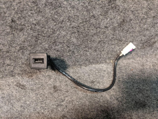 разъем AUX / USB Mercedes-Benz 2013, 2.1 л., OM 651.913, дизель, АКПП, седан, 1728200515, A1728200515