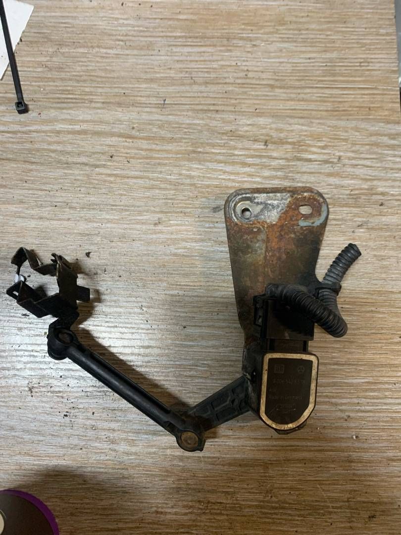 датчик дорожного просвета Mercedes-Benz E-Класс W212/S212/C207/A207 2010, 2.1 л., OM 651.924, дизель, АКПП, серебристый, седан, 0065428318, A0065428318, A2123200943 - фото №1