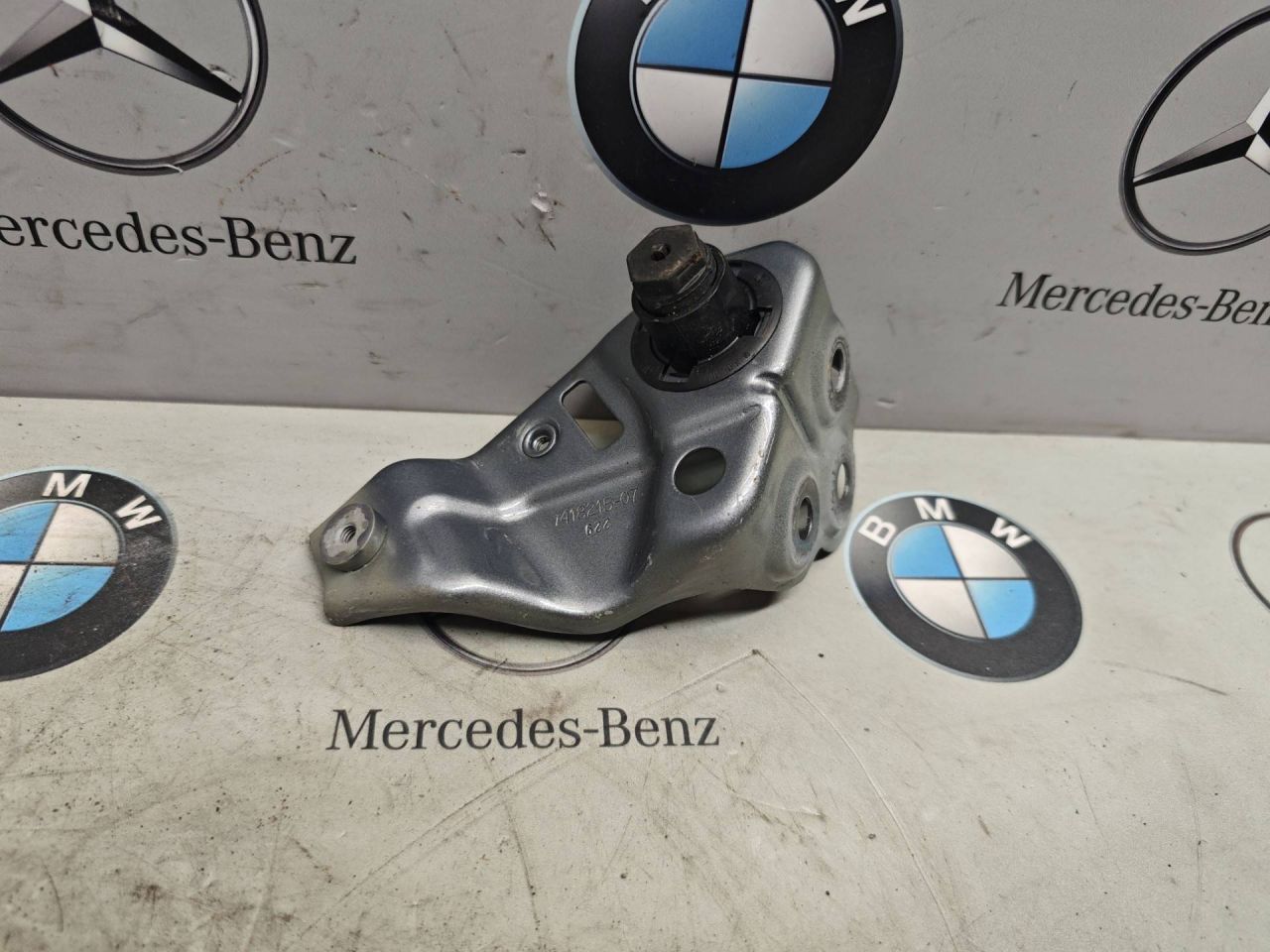 наружнее крепление крыла левого BMW 2025, 3.0 л., бензин, 7418215 - фото №1