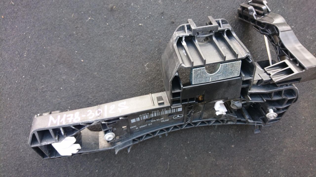 скелет ручки двери передней правой Mercedes-Benz M-Класс W166 2015, 3.0 л., OM 642.826, дизель, АКПП, cthsq, внедорожник 5 дв., A2047602234 - фото №1