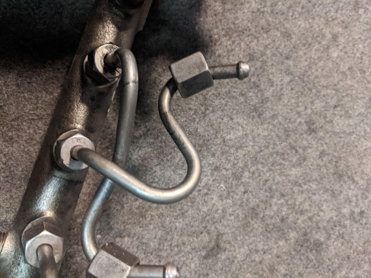 трубка топливная Mercedes-Benz E-Класс W212/S212/C207/A207 2010, 2.1 л., OM 651.924, дизель, АКПП, серебристый, седан - фото №1