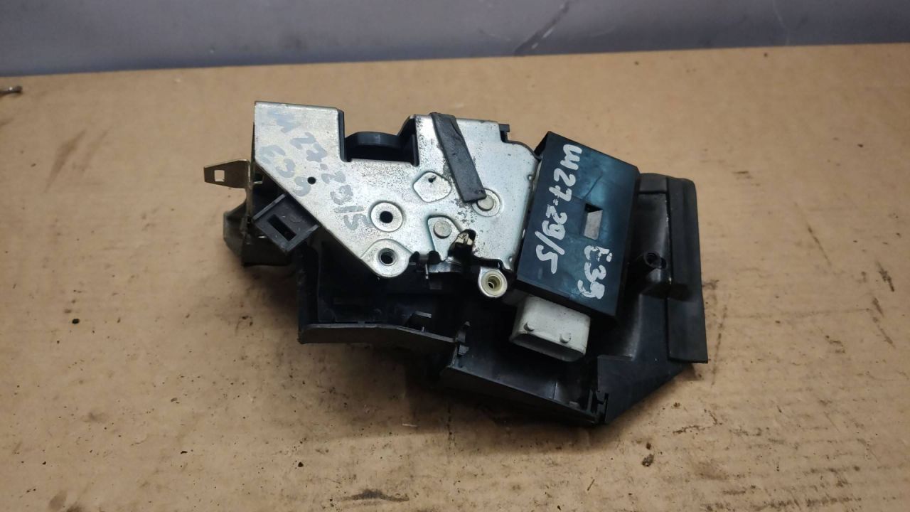 замок двери передней левой BMW 5 серия E39 2000 - фото №1