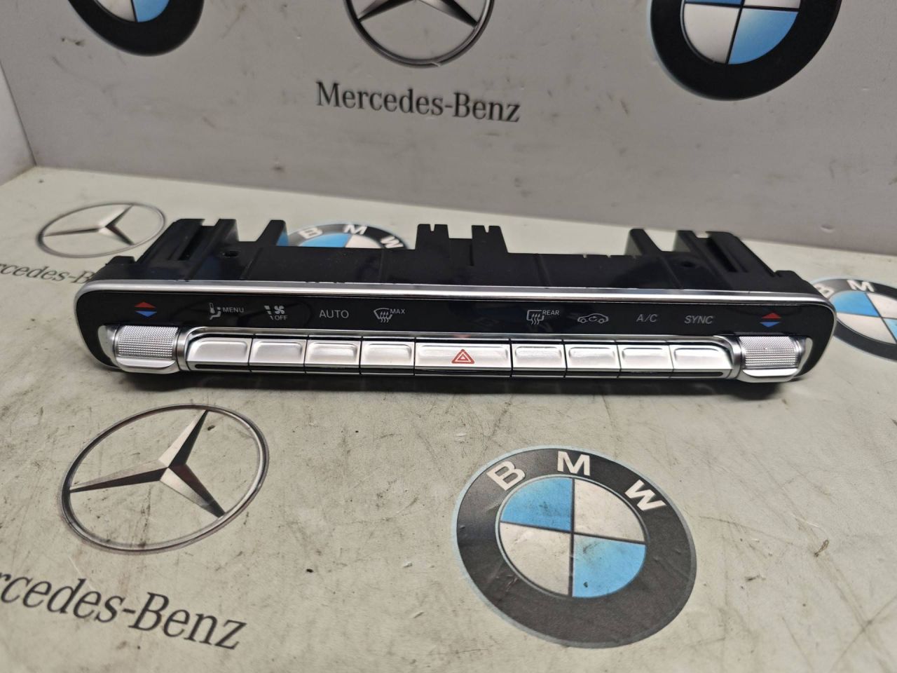 блок управления печки / климат-контроля Mercedes-Benz GLB-Класс 1 поколение 2022, бензин, задний привод, A2479056803 - фото №1