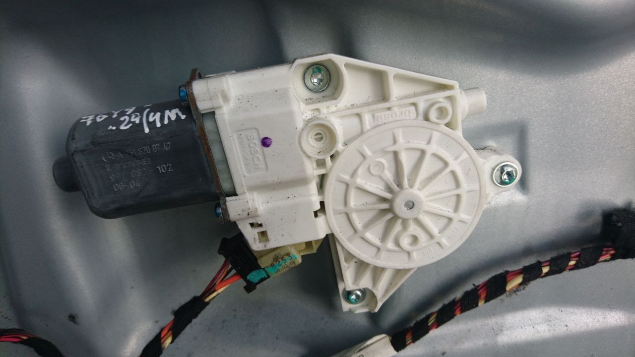 моторчик стеклоподъемника передний левый Mercedes-Benz M-Класс W164 2006, 3.5 л., M 272.967, бензин, АКПП, внедорожник 5 дв., правый руль, A2518200742 - фото №1