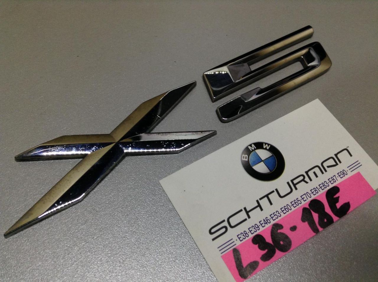 эмблема BMW X5 E53 2003, 4.6 л., бензин, АКПП, внедорожник 5 дв. - фото №1