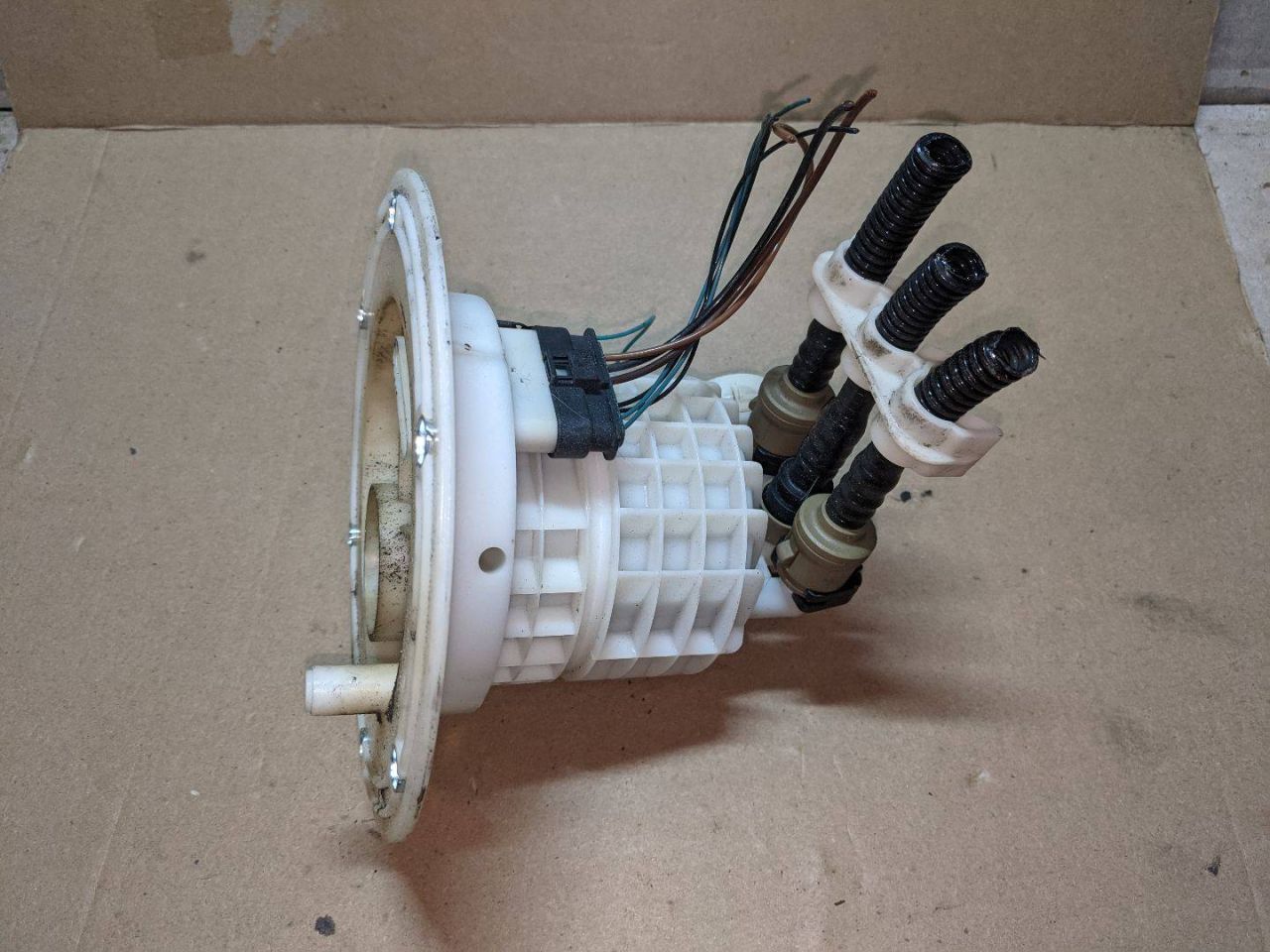 корпус топливного фильтра Mercedes-Benz SLK-Класс R171 2006, 3.5 л., M 272.963, бензин, АКПП, серебристый, кабриолет, A1714700690 - фото №1