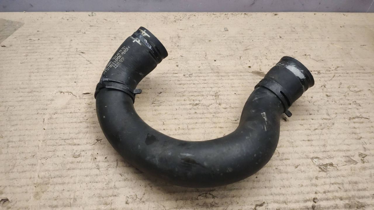 патрубок радиатора Volkswagen Crafter 1 поколение 2009, 2.5 л., дизель, 076121063E - фото №1