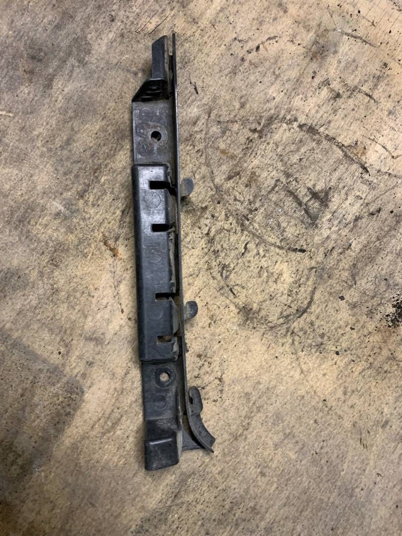 крепление крыла переднего правого BMW 7 серия E65/E66/E67 2002, 3.0 л., АКПП, седан, 8223248 - фото №1