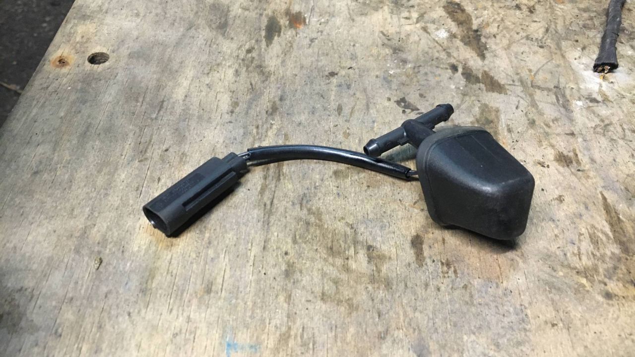 форсунка омывателя лобового стекла BMW 3 серия E90/E91/E92/E93 2007, 2.0 л., дизель, 6МКПП, седан, 8365385 - фото №1