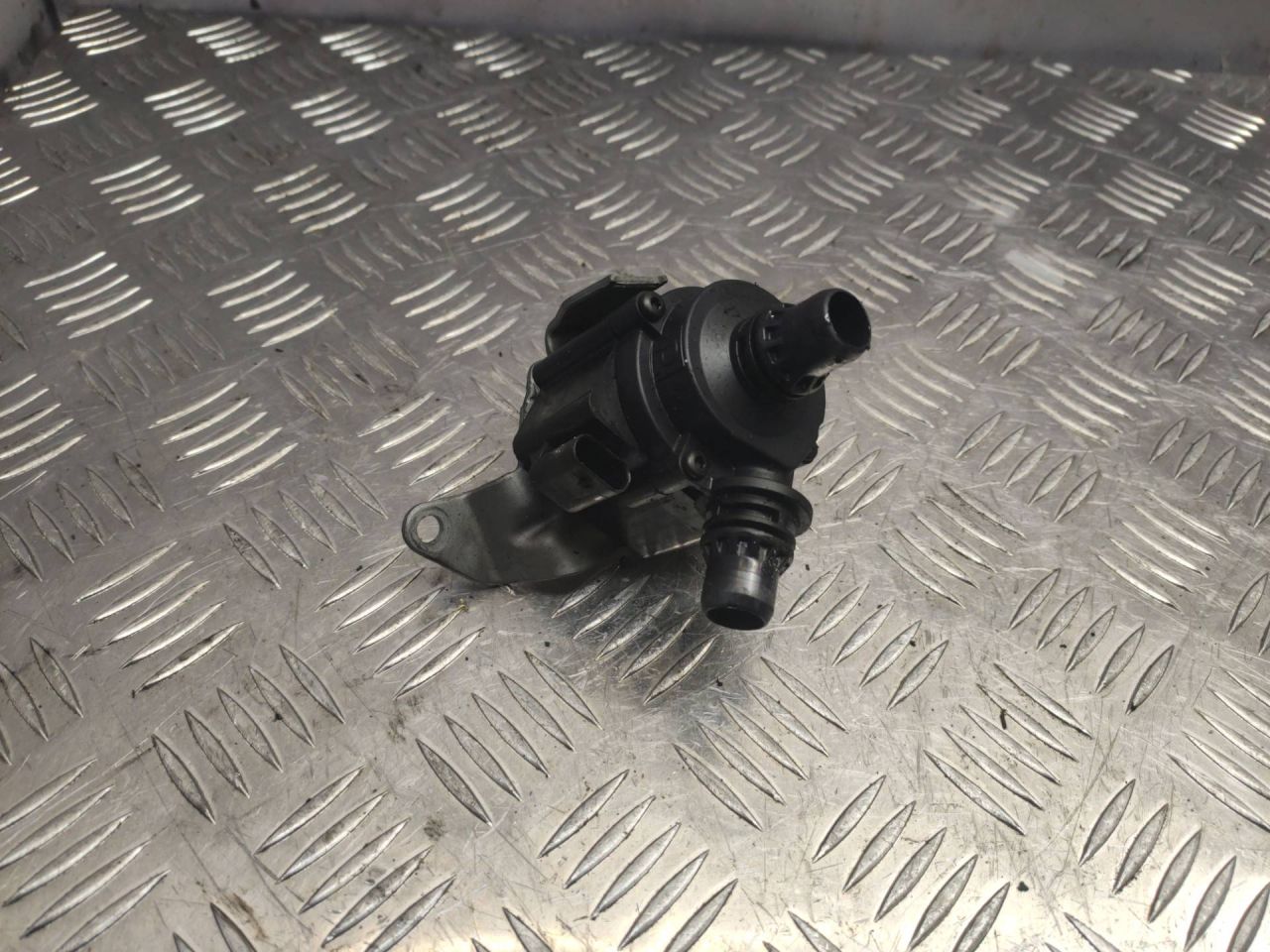 насос антифриза дополнительный BMW X5 F15 2016, 4.0 л., дизель, 8511748 - фото №1