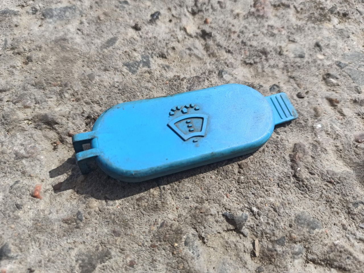 крышка бачка омывателя Mini Cooper 1 поколение 2001, 1.6 л., W10 B16 A, бензин, АКПП, красный, хетчбэк 5 дв. - фото №1