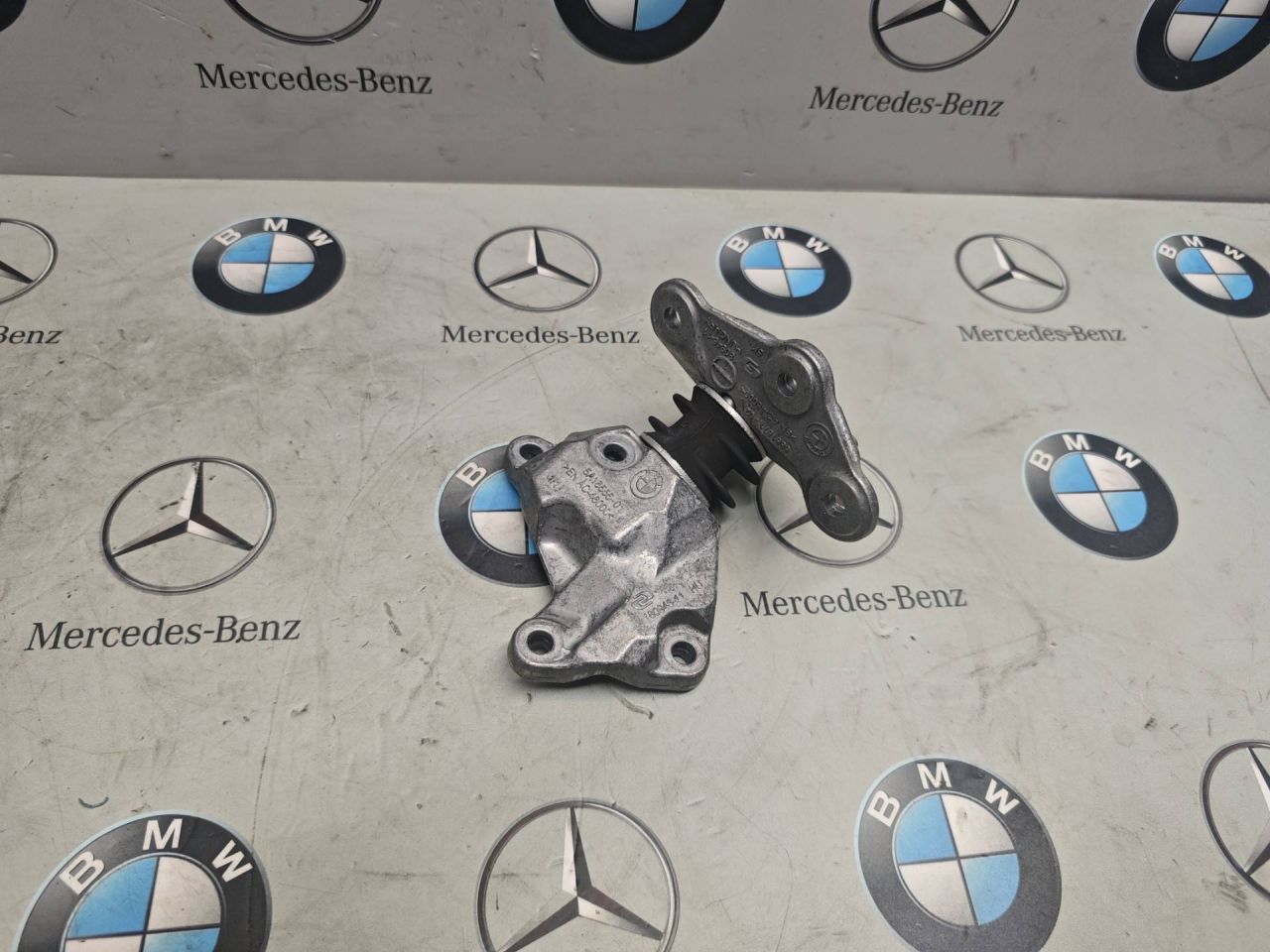 кронштейн глушителя BMW 2025, 3.0 л., бензин, 6861571, 7953115, 5A16555 - фото №1