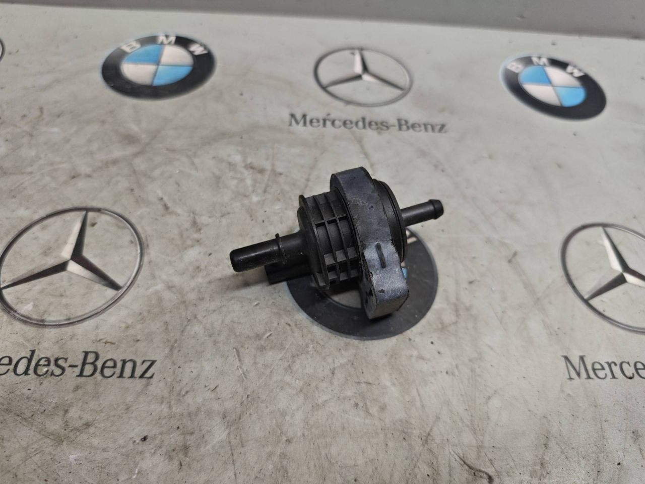 клапан вентиляции картера Mercedes-Benz GLB-Класс 1 поколение 2022, бензин, задний привод, A0004703700 - фото №1