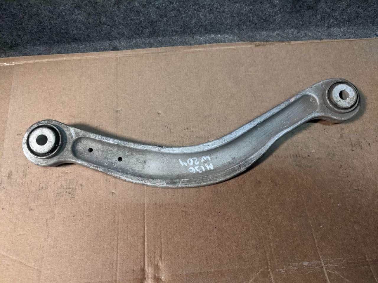 рычаг задний правый Mercedes-Benz 2013, 2.1 л., OM 651.913, дизель, АКПП, седан, 2043301506, A2043301506 - фото №1