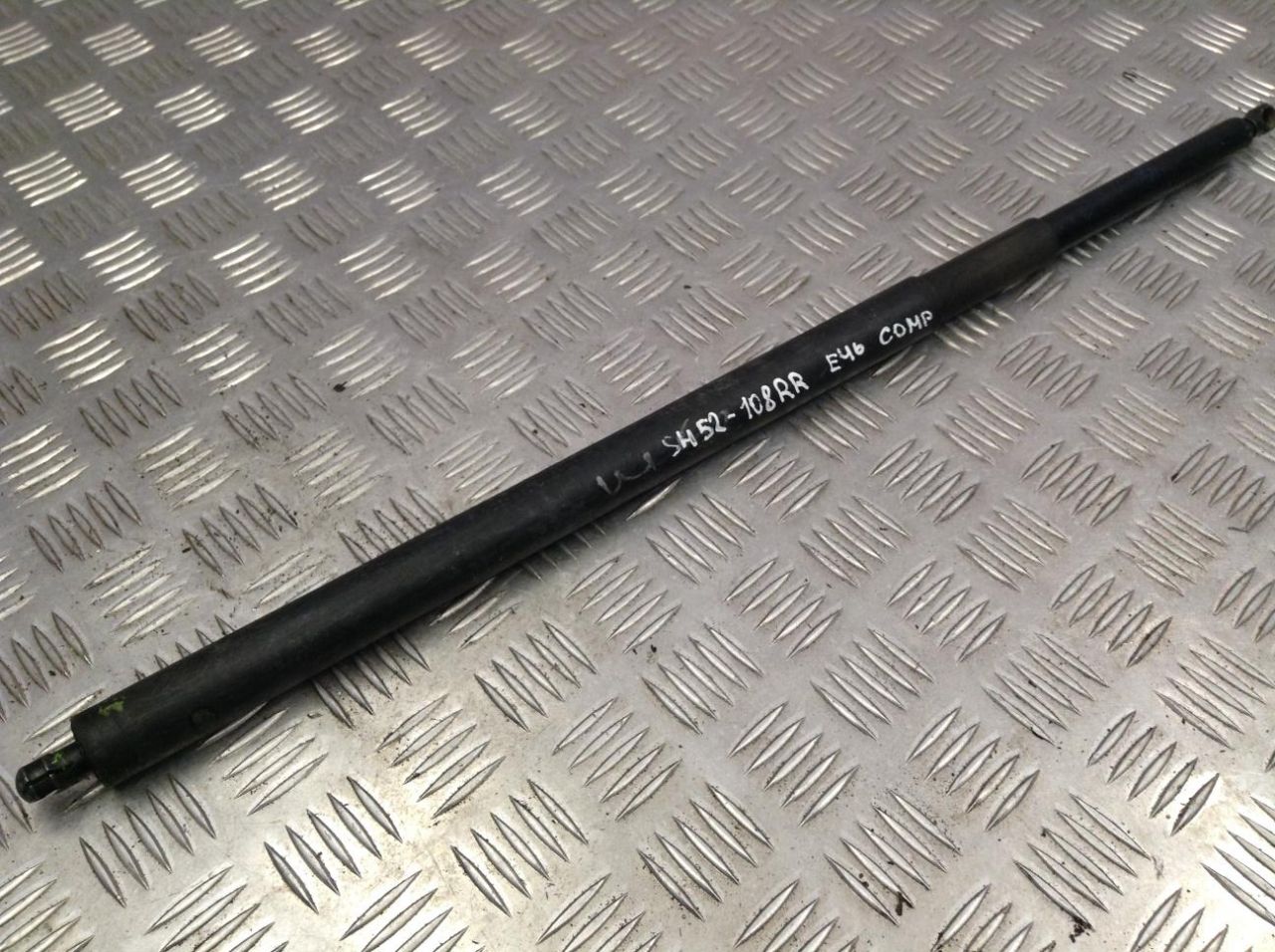 амортизатор крышки багажника (3-5 двери) BMW 3 серия E46 2003, 1.6 л., N40 B16 A, бензин, АКПП, седан - фото №1