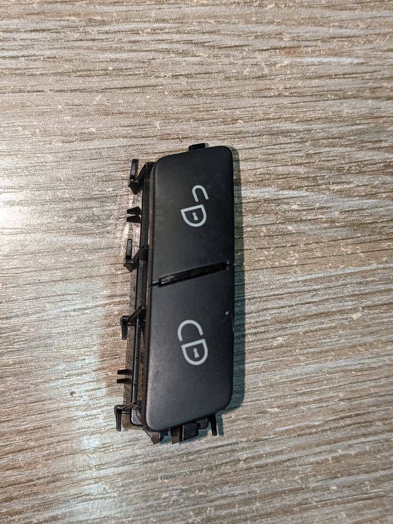 кнопка центрального замка Mercedes-Benz M-Класс W166 2012, 2.1 л., OM 651.960, дизель, АКПП, мокрый асфальт, внедорожник 5 дв., A2049058502, 2049058502 - фото №1