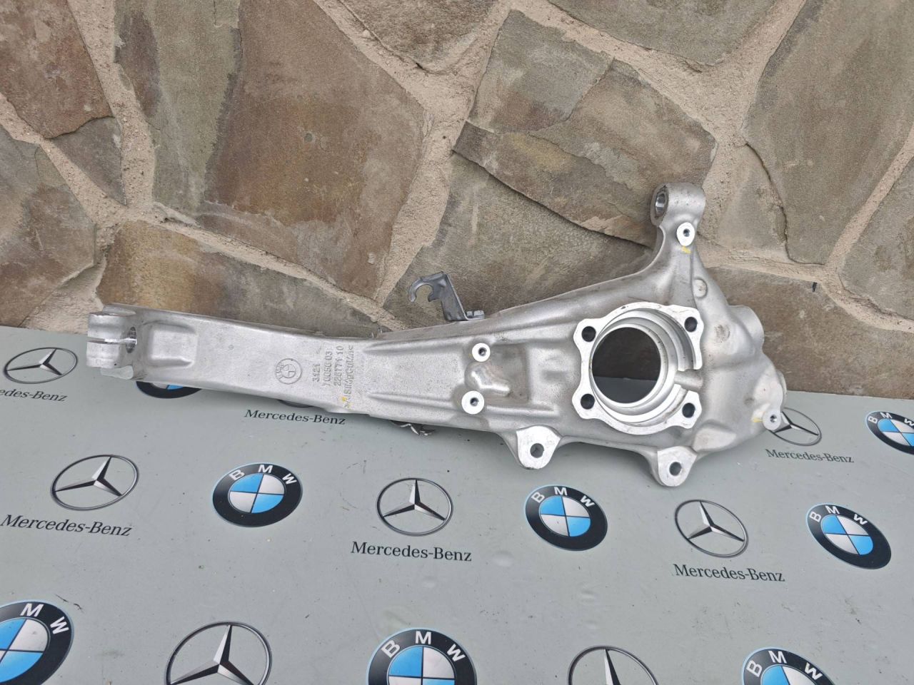 кулак поворотный правый BMW 2024, бензин, 6876656 - фото №1