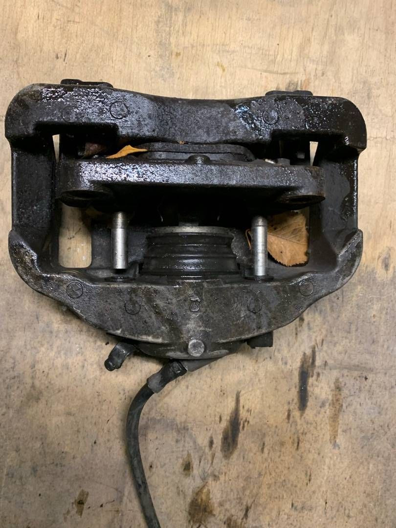 суппорт передний левый BMW 7 серия E65/E66/E67 2004, 3.0 л., дизель, АКПП, седан - фото №1