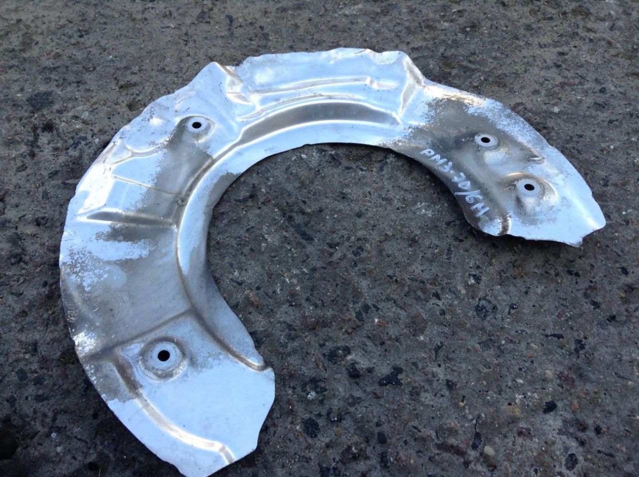 защитный кожух тормозного механизма BMW 2012, 3.0 л., N55 B30 A, бензин, АКПП, хетчбэк 5 дв., 6775266 - фото №1