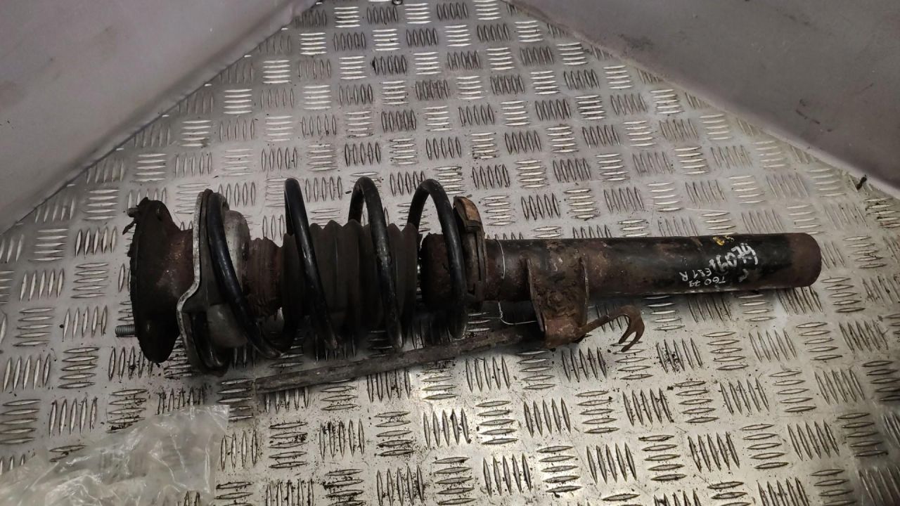 амортизатор передний правый BMW 2008, 2.0 л., N47 D20 A, дизель, АКПП, хетчбэк 5 дв., 6782858 - фото №1