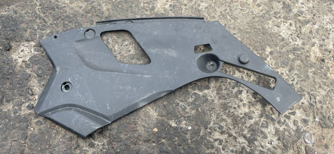 планка под капот BMW 5 серия G30/G31 2018, 2.0 л., B48 B20 A, бензин, задний привод, правый руль, 7349604 - фото №1