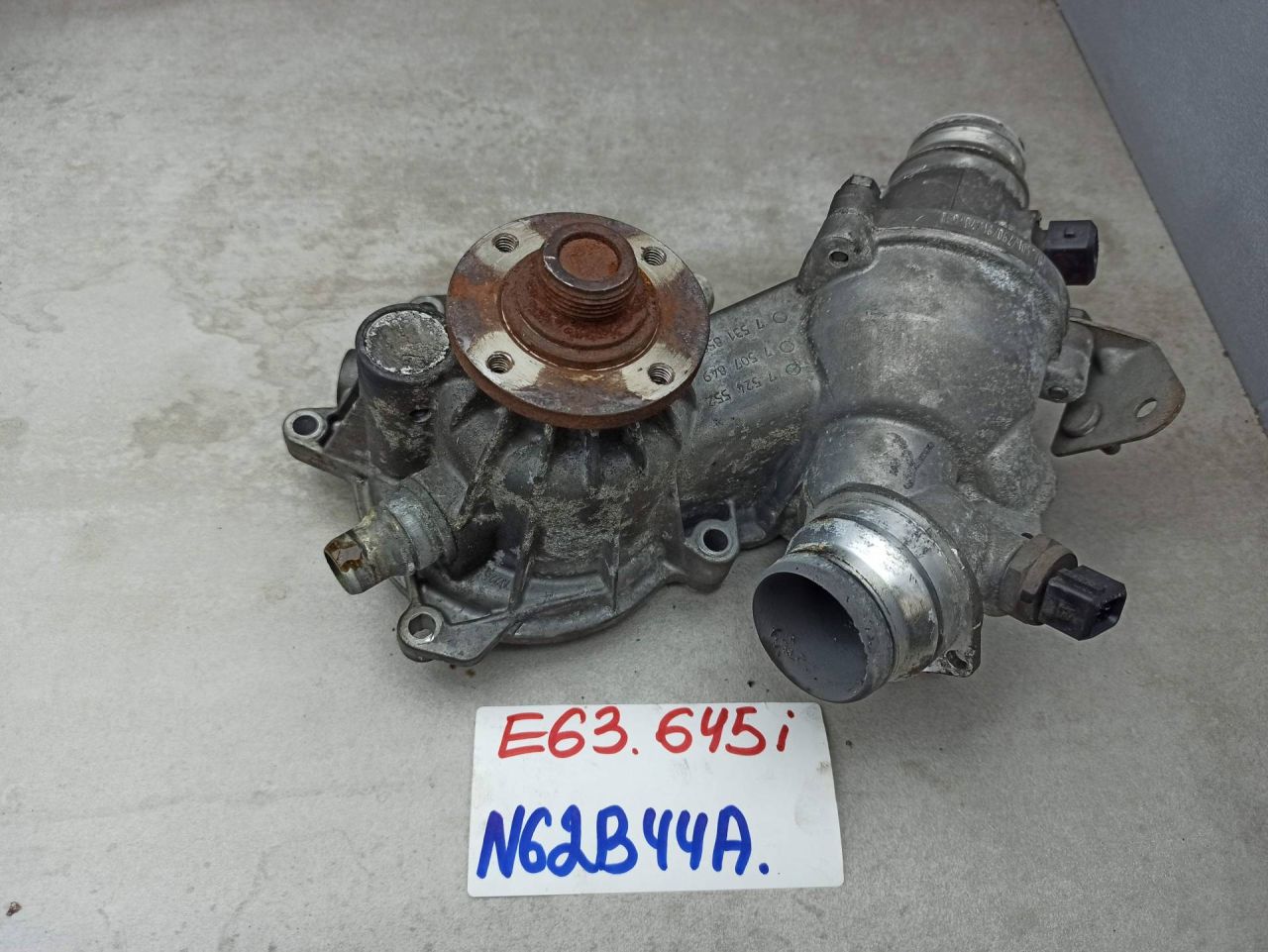 помпа BMW 6 серия E63/E64 2005, 4.4 л., N62 B44, бензин, 7507849, 7524552, 5731859 - фото №1