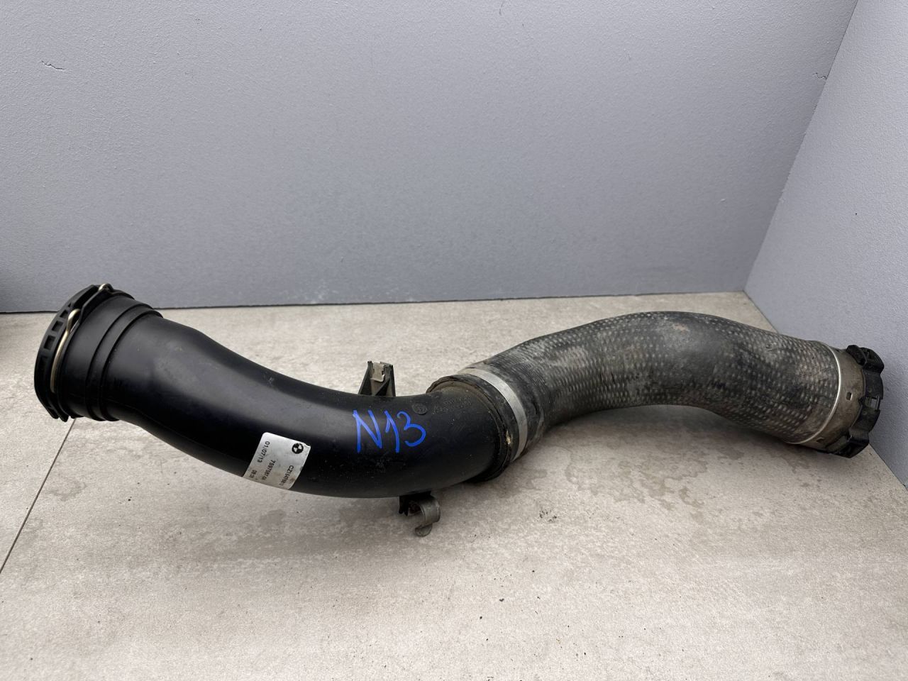 патрубок интеркулера BMW 2014, 1.6 л., N13 B16 A, бензин, 7597587 - фото №1