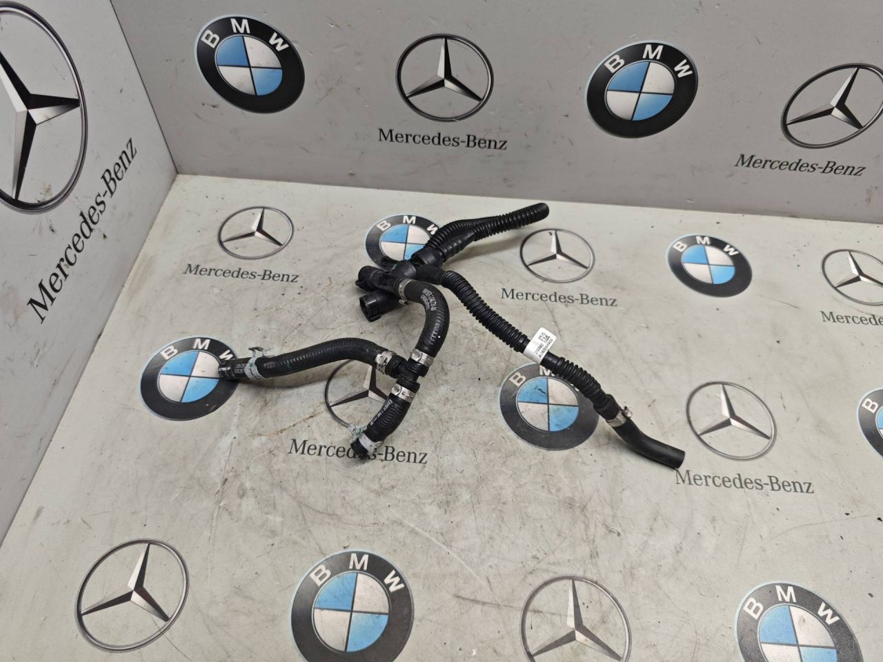 фланец (тройник) системы охлаждения Mercedes-Benz GLB-Класс 1 поколение 2022, бензин, задний привод, A2820184900 - фото №1