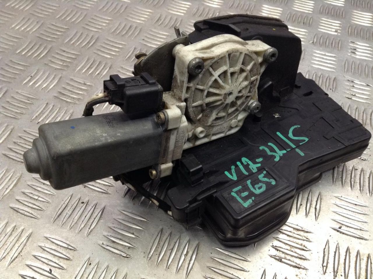 замок двери задней правой BMW 7 серия E65/E66/E67 2002, 4.4 л., бензин, АКПП, седан, 8240586 - фото №1