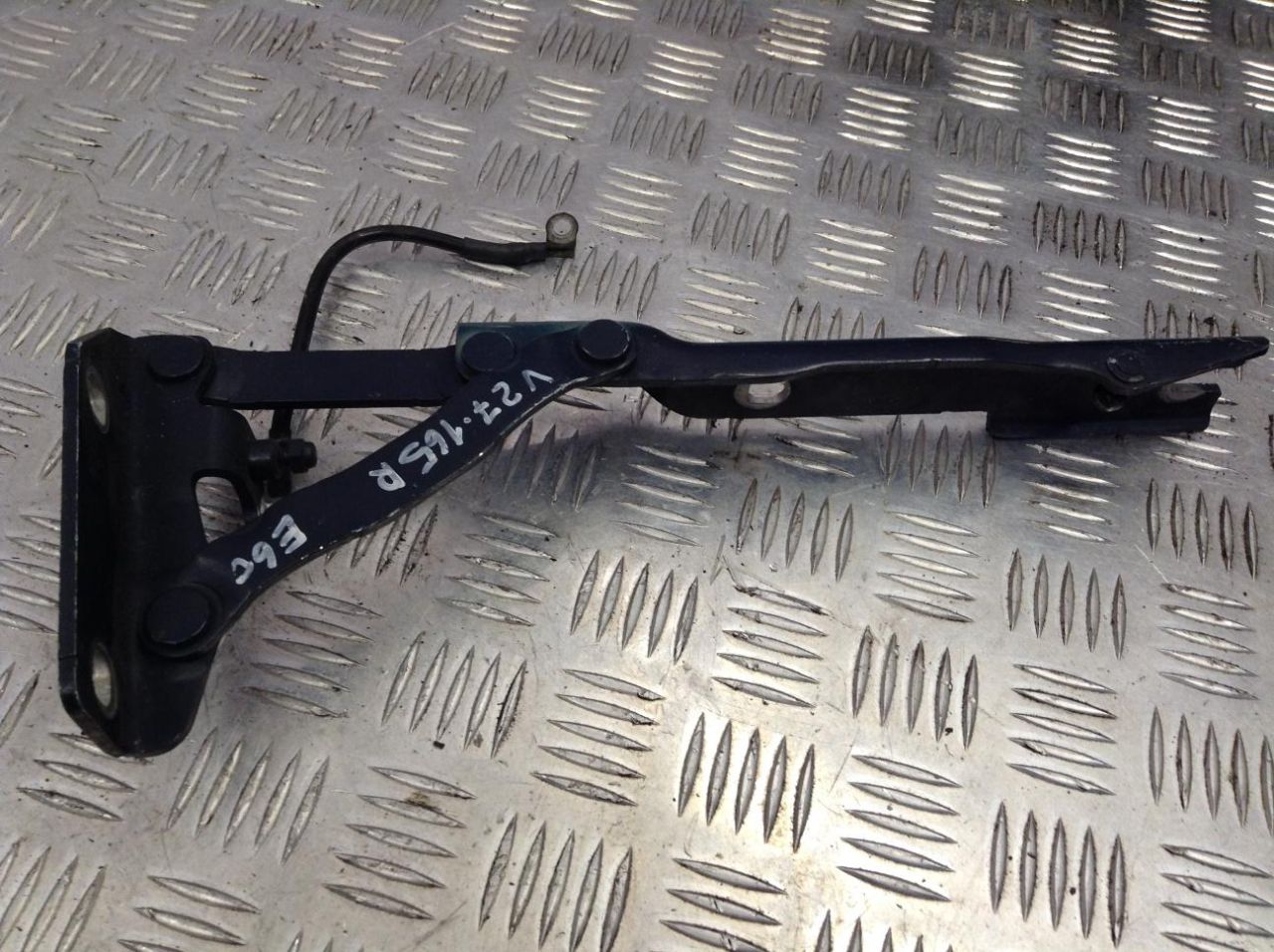 петля капота правая BMW 5 серия E60/E61 2005, 2.2 л., бензин, МКПП, седан - фото №1