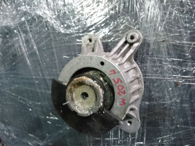 подушка крепления двигателя Mercedes-Benz C-Класс W205/S205/C205 2015, 2.0 л., M 274.920, бензин, АКПП, седан, правый руль, A2052400300 - фото №1