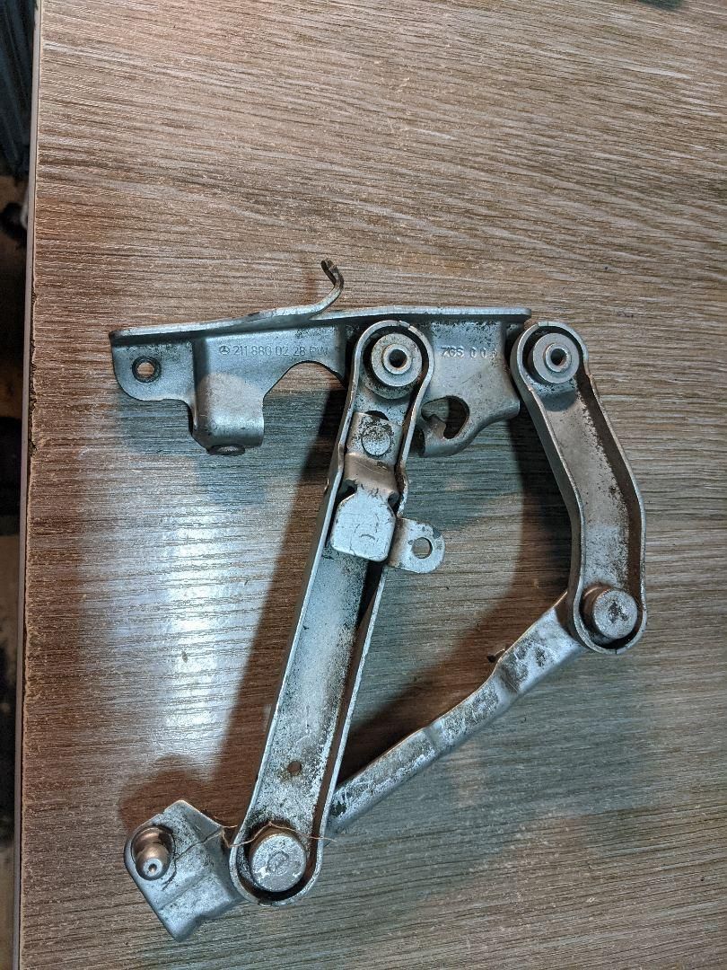 петля капота левая Mercedes-Benz E-Класс W211/S211 2004, 3.2 л., OM 648.961, дизель, АКПП, универсал, 2118800228, A2118800228 - фото №1