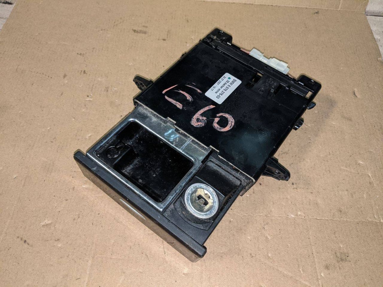 вещевой ящик центральной консоли BMW 5 серия E60/E61 2007, 3.0 л., N54 B30 A, бензин, АКПП, белый, седан, задний привод, 6976376 - фото №1