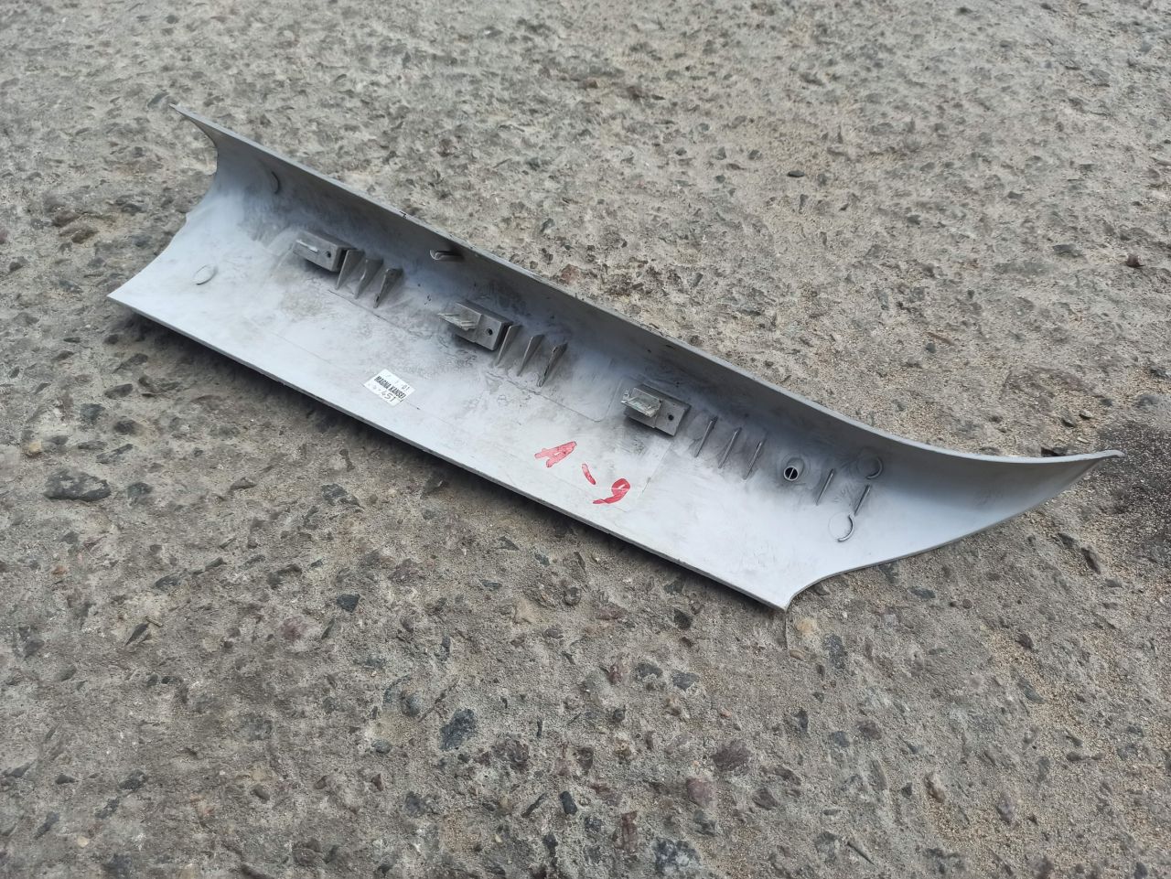 обшивка стойки Mini Cooper 1 поколение 2001, 1.6 л., W10 B16 A, бензин, АКПП, красный, хетчбэк 5 дв. - фото №1