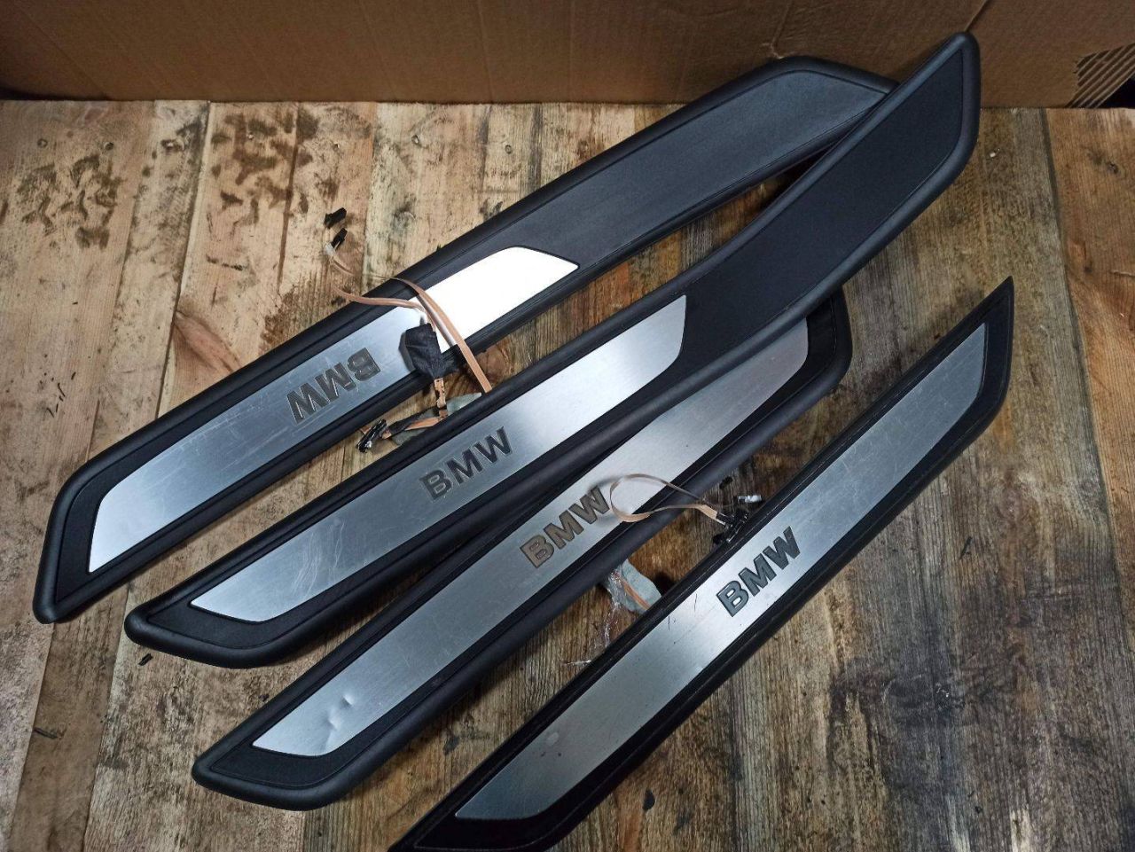 Накладка на порог внутренняя (комплект) BMW 7 серия F01/F02 2009, 4.4 л., N63 B44 A, бензин, 8046135, 8046291, 8046292 - фото №1