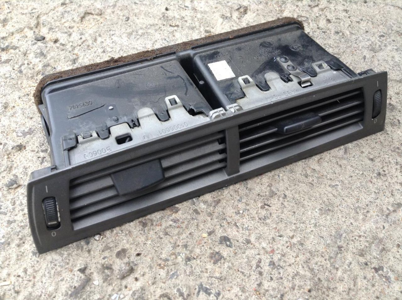 дефлектор обдува салона BMW Z4 E85 2003, 3.0 л., бензин, МКПП, черный, кабриолет, 7025630 - фото №1