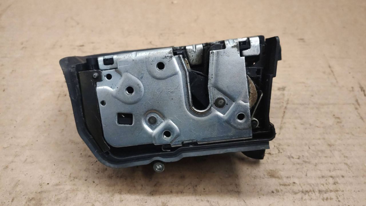 замок двери передней правой BMW 3 серия E46 2003, 8203434 - фото №1