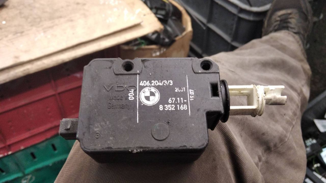 активатор замка крышки топливного бака BMW 5 серия E39 1998, 2.0 л., бензин, АКПП, седан, 8352168 - фото №1