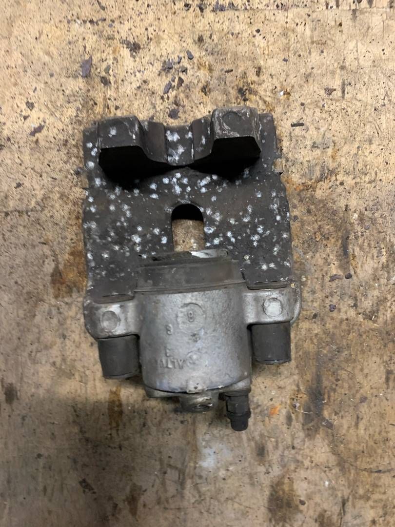 суппорт задний правый BMW X5 E70 2010 - фото №1