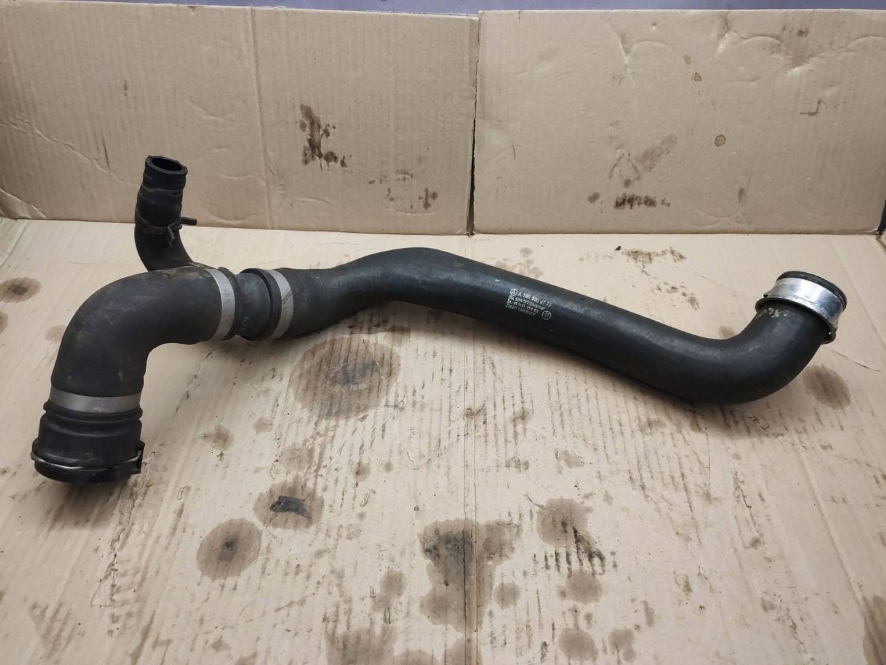 патрубок радиатора Mercedes-Benz M-Класс W166 2012, 2.1 л., OM 651.960, дизель, АКПП, мокрый асфальт, внедорожник 5 дв., A1665004775 - фото №1