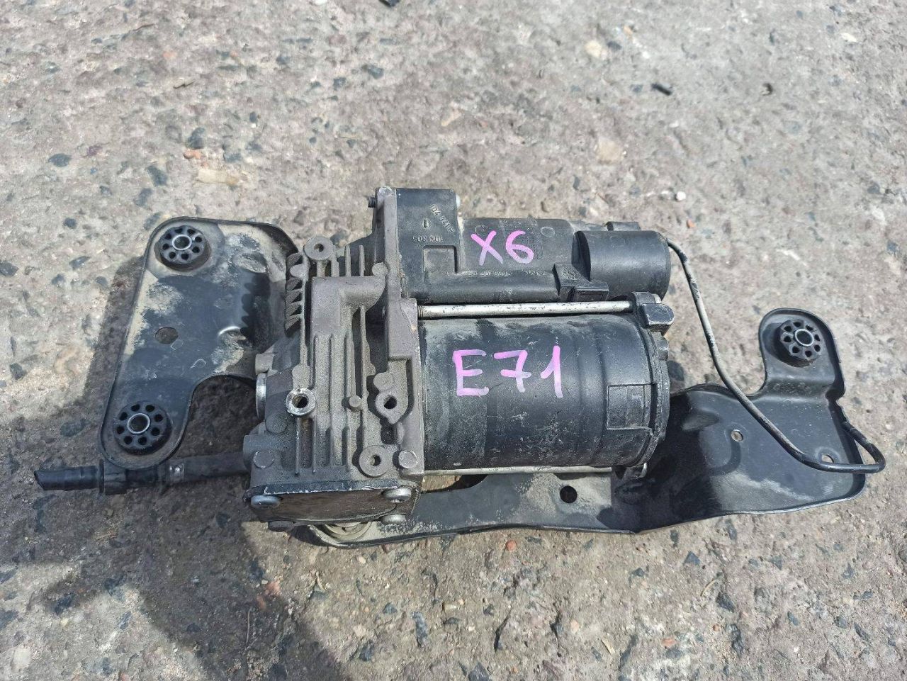 компрессор пневмоподвески BMW X6 E71/E72 (2007 - 2012) - фото №1